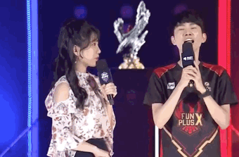 并在比赛中 并在比赛中